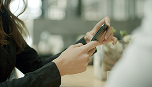 Frau mit Smartphone Frau mit Smartphone